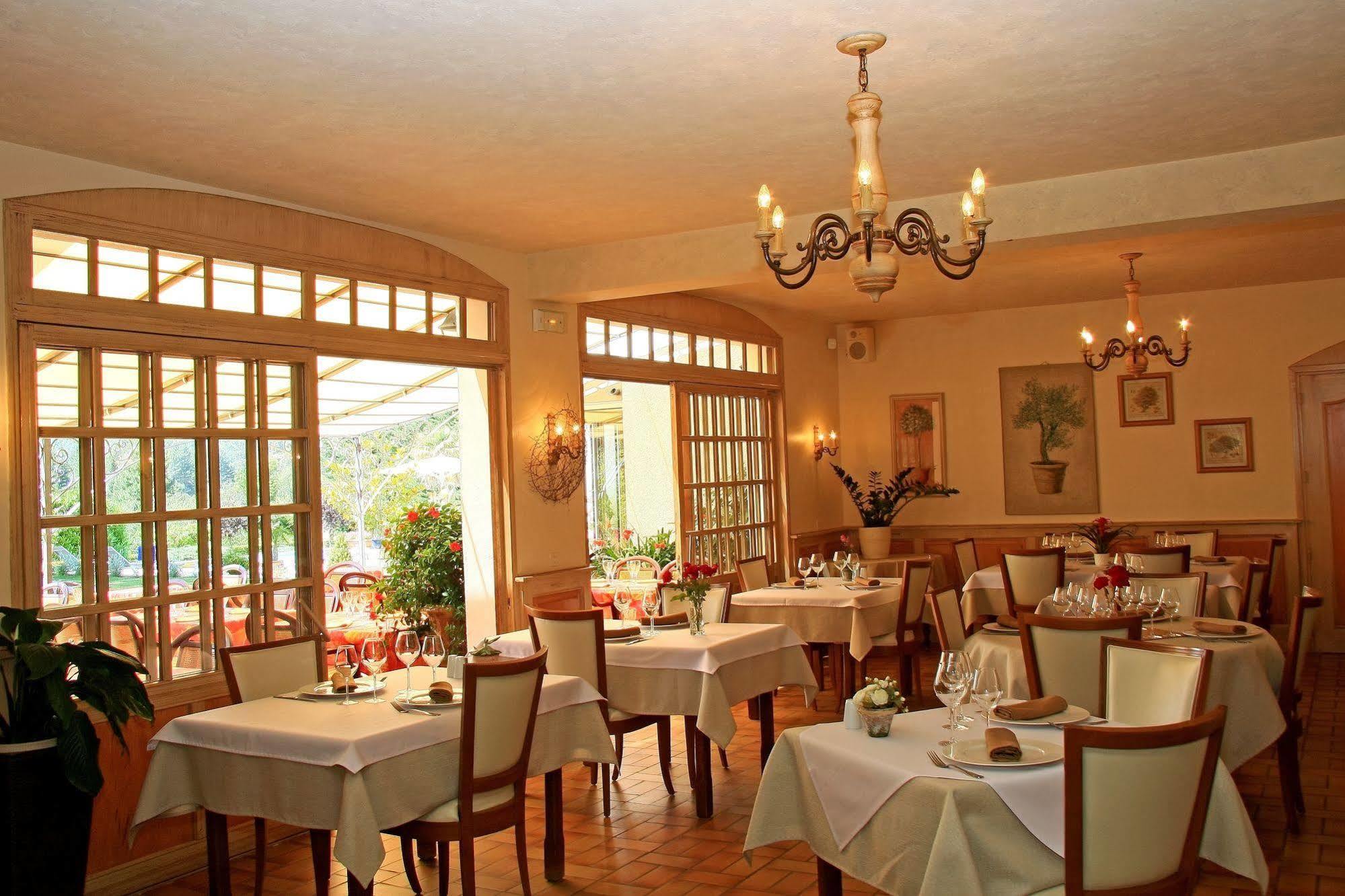 Logis Hotel Restaurant Le Chene Vert Rocher Bagian luar foto